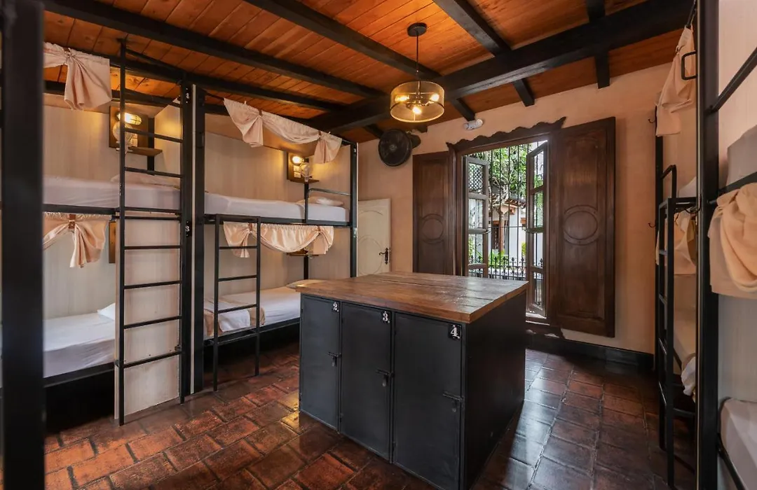 Barbara'S Boutique Hostel-1
